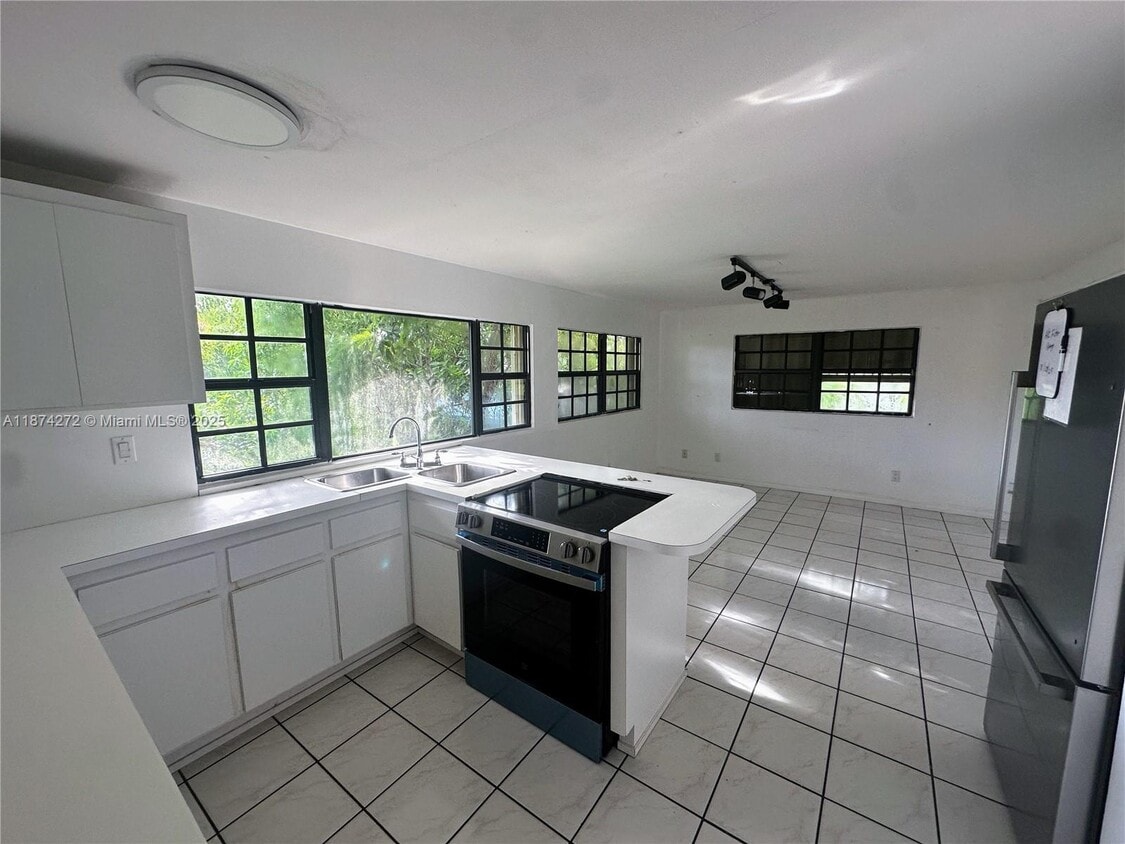 Primary Photo - 1321 SW 14th Ave