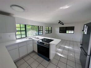 Building Photo - 1321 SW 14th Ave