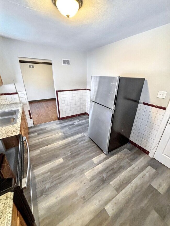 Foto del edificio - Charming 2-Bedroom Home with Garage and Co...