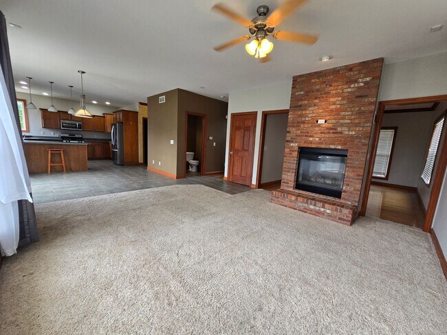 Foto del edificio - 4 Bedroom Home in Bloomington's East Side