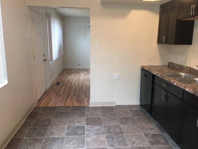 Foto del edificio - Reno Duplex - 1 Small Pet Friendly, Garage...