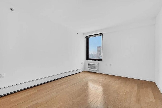 Building Photo - 91-16 Shore Front Pkwy