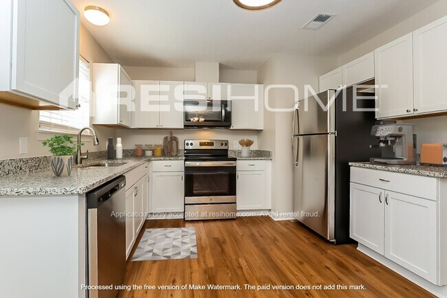 Foto del edificio - 1221 Akins Ridge Dr
