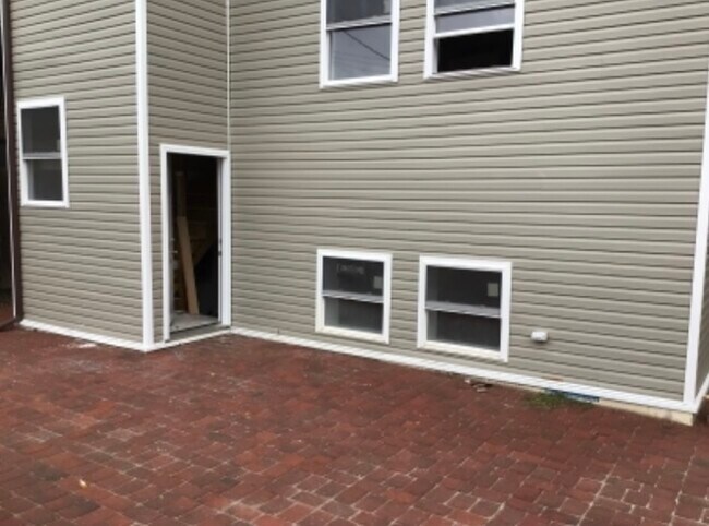 Building Photo - 5735 W Lawrence Ave