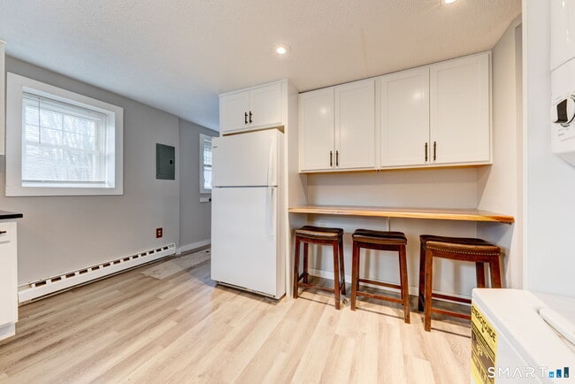 Building Photo - 8 Maple Ave