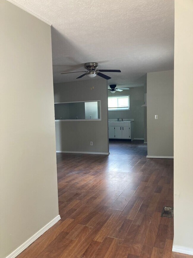 Foto del edificio - Price reduced! 3 bedroom house with detach...