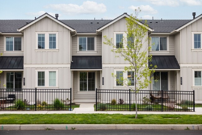 Building Photo - Like-new 3-bedroom, 2.5-bath townhome w/ Garage. Pets OK!
