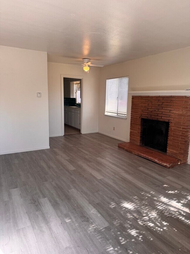 Foto del edificio - 3255-3259 Mayfair Blvd