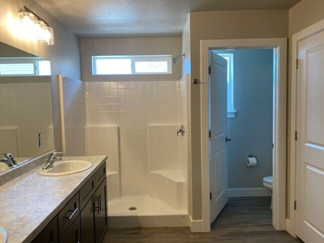 Building Photo - 3B/2.5B Townhome