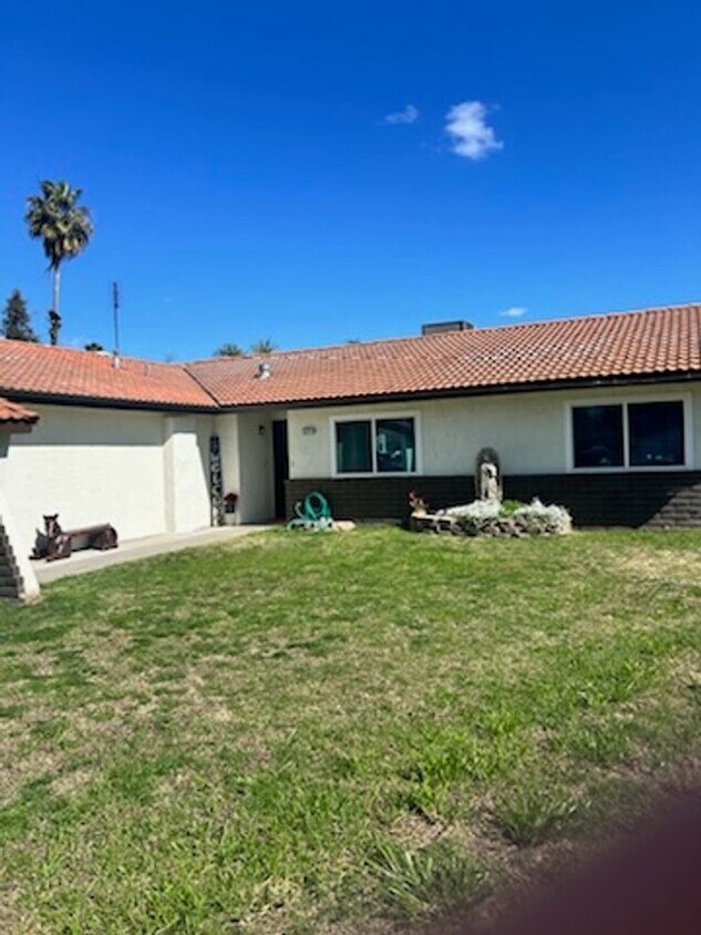 Primary Photo - Very Nice House with a Pool