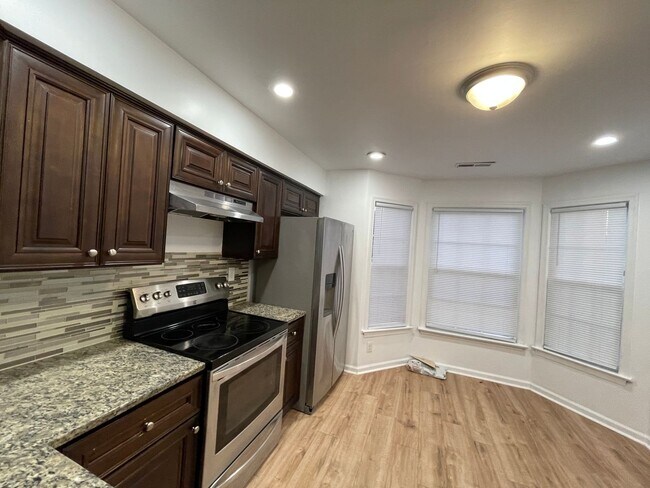 Foto del edificio - 3 bedroom townhome! Fenced backyard.