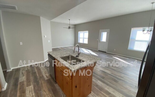 Foto del edificio - 202 W Canterbury Ln