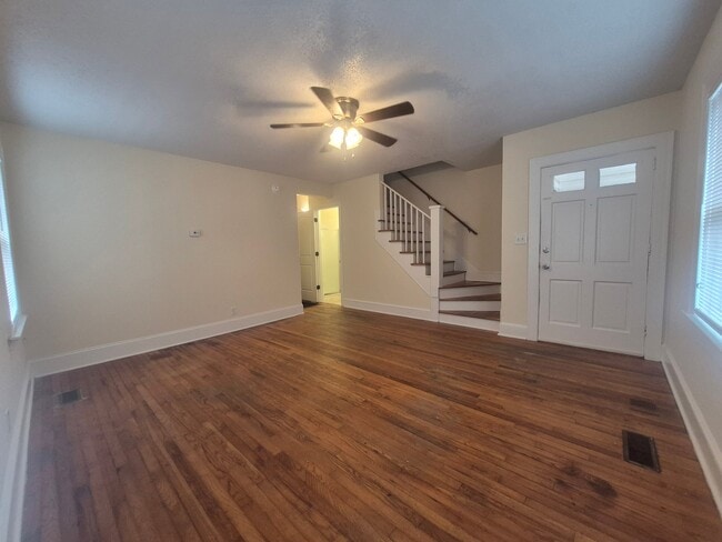 Building Photo - 503 S Oak St