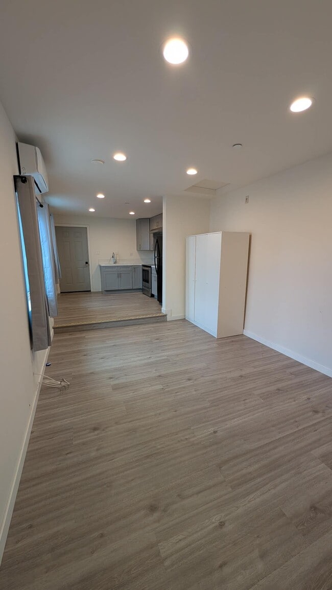 Building Photo - 158 E Floral Dr