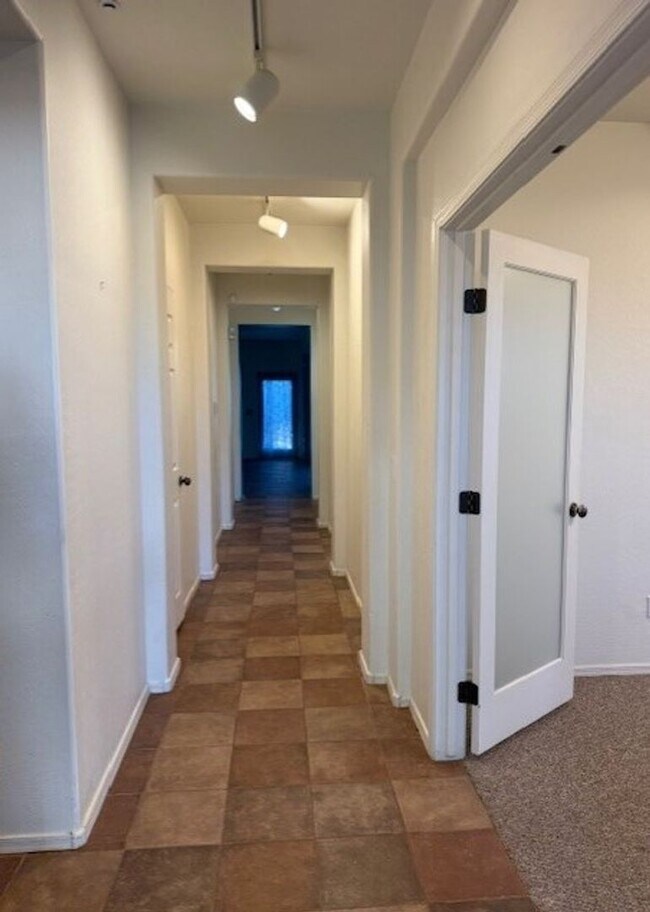 Foto del edificio - Reduced!!!  Beautiful 2-bedroom 2 Bath with Den in Mountain Gate Contact Property Pros