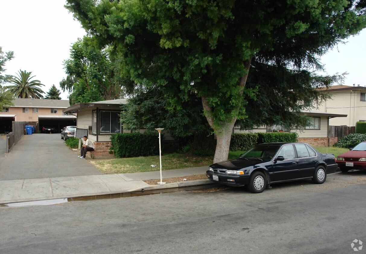 Building Photo - 527 E Taylor Ave