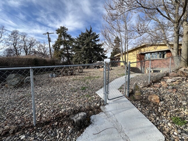 Building Photo - 2405 Sunset Dr