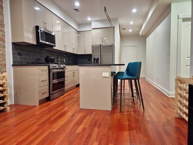 Foto del edificio - 3740 W Wrightwood Ave