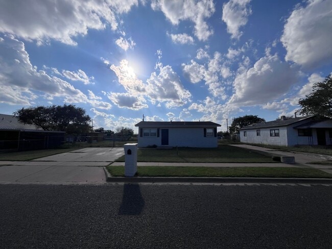 Building Photo - Charming 3 Bedroom 2 Bathroom