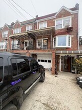 Building Photo - 868 E 95th St