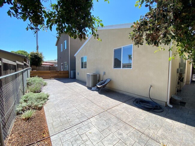 Foto del edificio - 5BD/3BA, Private Fenced Yard!! (Lease out, pending signatures. Check back in a few days!)