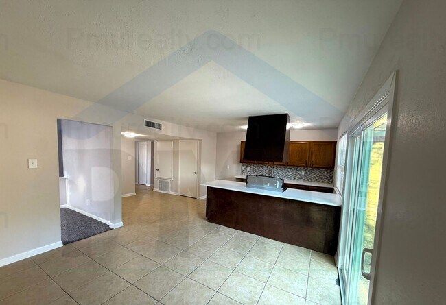 Foto del edificio - AVAILABLE NOW!!! Charming and spacious 3 bedrooms and 2 full bathrooms house in Dallas