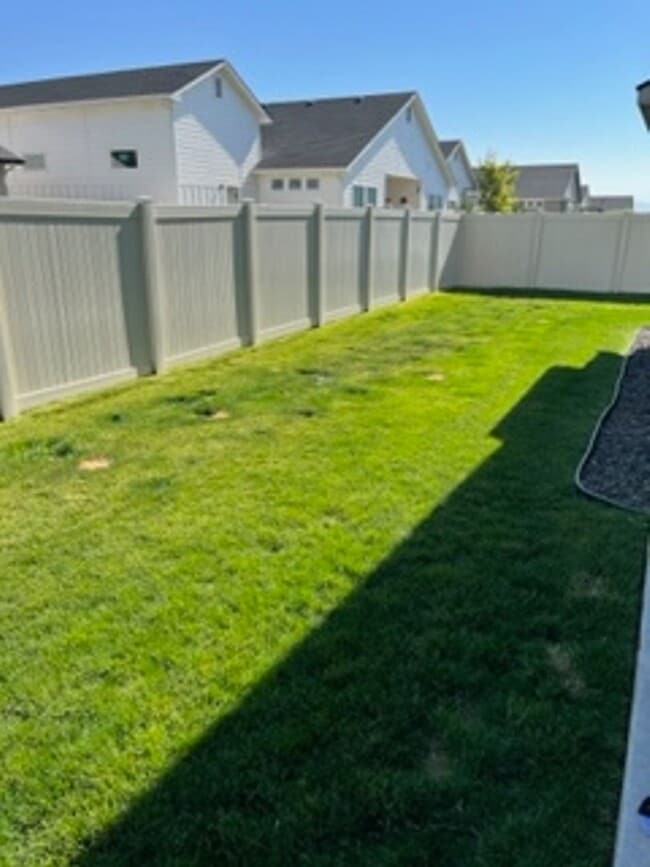 Building Photo - Single Level 4 Bedroom 2 Bathroom Home in Nampa