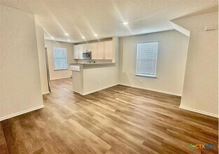 Building Photo - 452 Lynwood Gold