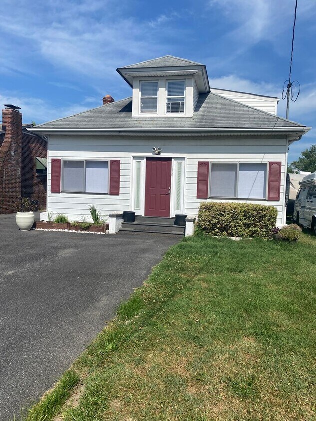 Primary Photo - 3 Bedroom, 3.5 Bathroom In Downtown Perryv...