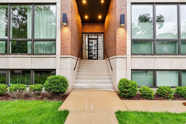 Building Photo - 6157 N Kenmore Ave