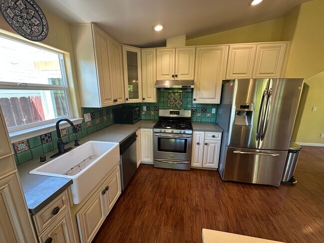 Foto del edificio - Gorgeous 4 Bed 2.5 Bath, single family hom...