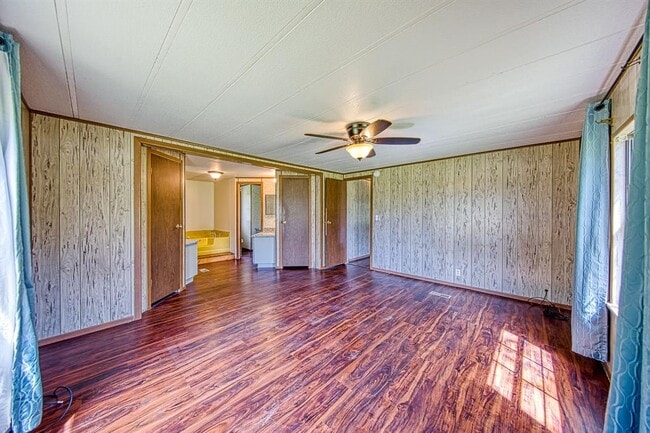 Building Photo - 2427 Penick Rd