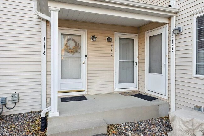 Building Photo - Staring Lake Village Townhome in Eden Prairie