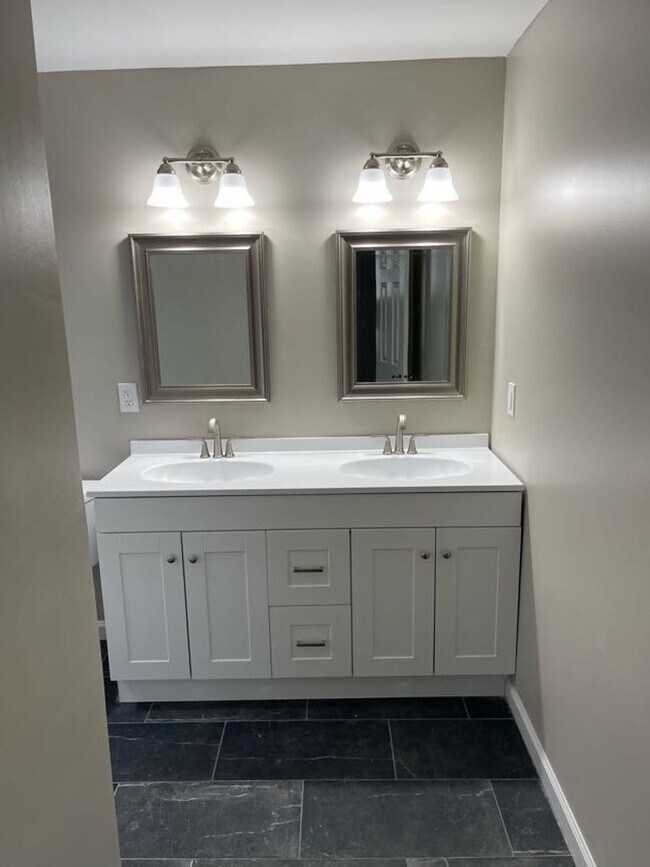 Building Photo - Cozy Jewel