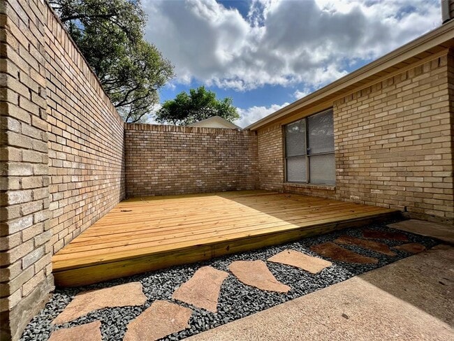 Building Photo - 21339 Park Mt Dr