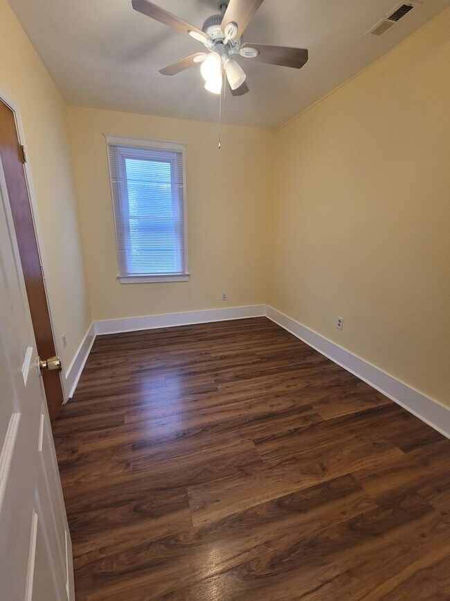 Building Photo - 3 bedroom 2 bath home in downtown Wilmington