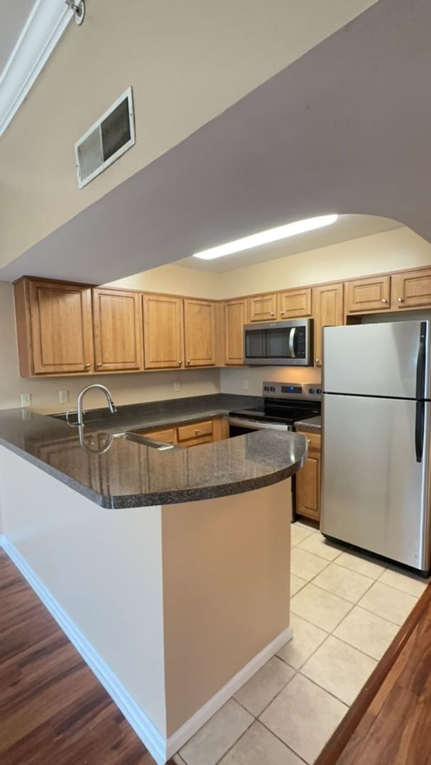 Foto del edificio - Great 3rd floor unit at LAUREL STATION for $2800/month Rent includes two assigned parking spaces!