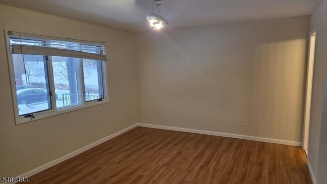 Building Photo - 306 Lake Shore S