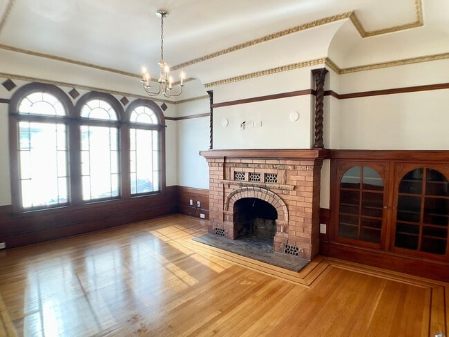 Building Photo - LARGE 2BR w/ Dining Room. PARKING AVAIL.! DISHWASHER! W/D IN-UNIT