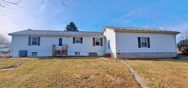 Building Photo - 3 Bed / 1-1/5 Bath Single Family Home w/At...