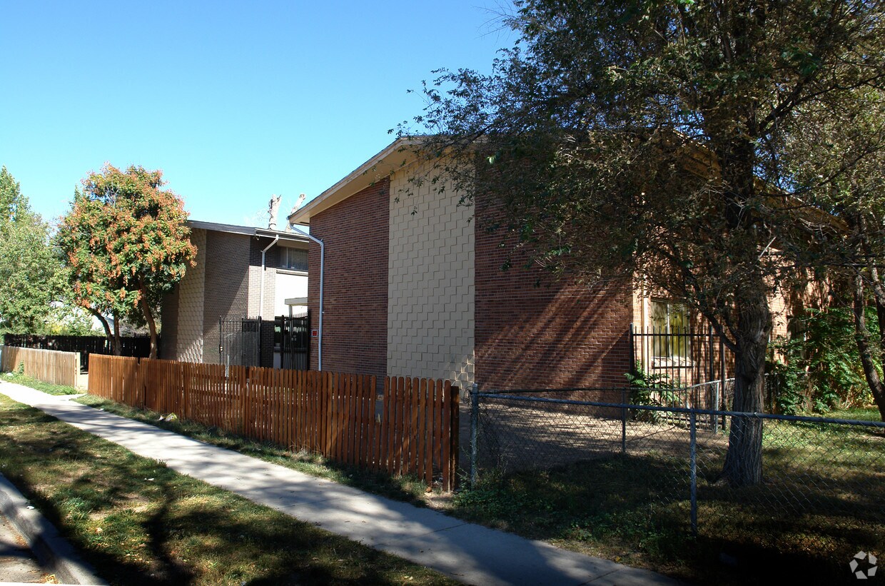 Alternate View of Building - 1628-1652 Chester St
