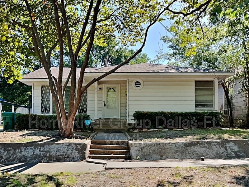 Primary Photo - 213 N Carr Ave