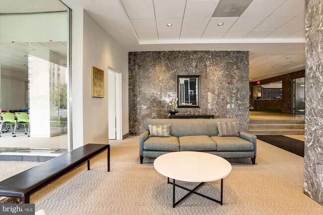 Foto del edificio - 2475 Virginia Ave NW