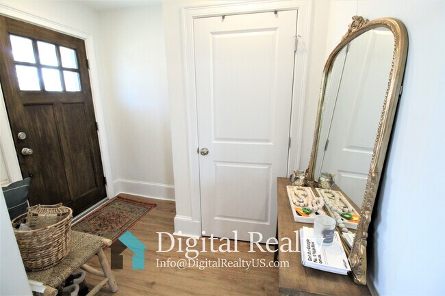 Entry Way - 8 Mayall Rd