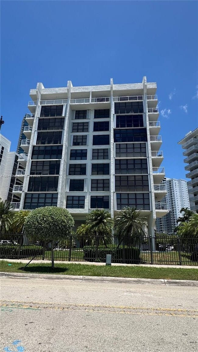Building Photo - 1440 Brickell Bay Dr