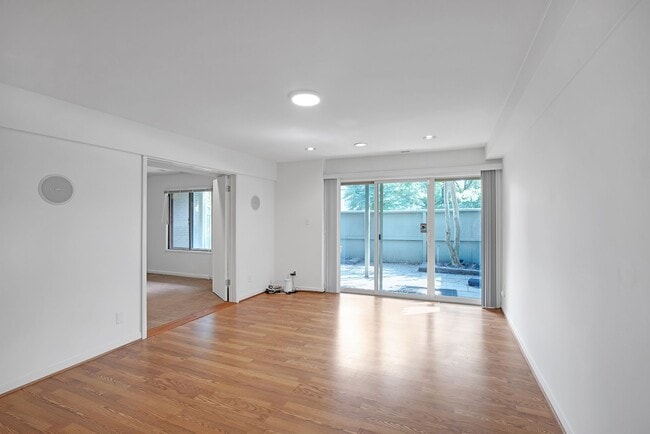 private entrance - 5224 Pooks Hill Rd Apartment