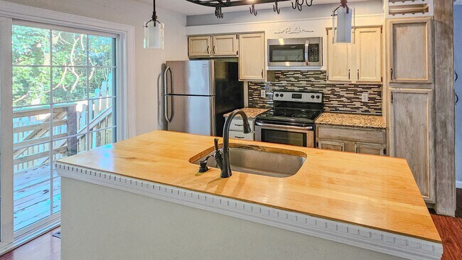 Foto del edificio - West Knoxville 37923 - 2 bedroom, 1.5 bath condo with hardwood floors - Contact Ryan Fogarty (865...