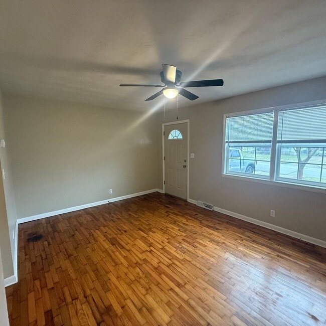 Building Photo - 2 Bedroom 1 bath bungalow available now!