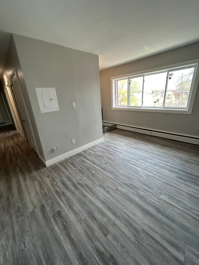 Building Photo - 2 Bedroom with In suite Laundry