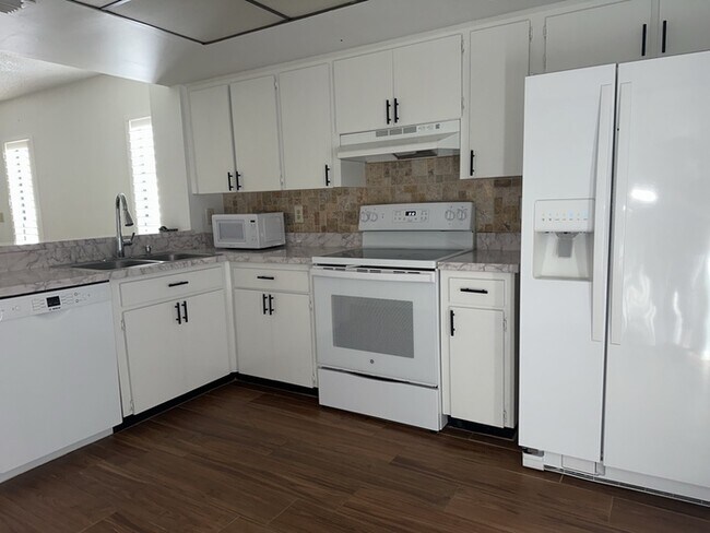 Building Photo - NORTHDALE TOWNHOUSE OVERLOOKING GOLF COURSE